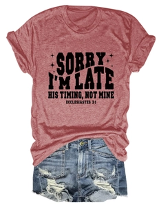 T-shirt en coton gris-rouge avec citation biblique et short en jean bleu délavé