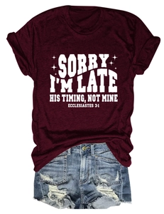 Détail du t-shirt en coton bordeaux avec texte blanc et short en jean bleu