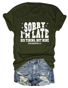 T-shirt vert armée à imprimé texte blanc avec short en denim posé à plat