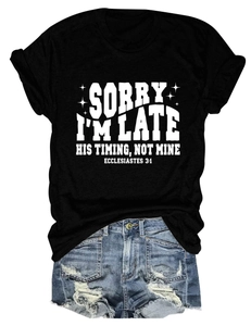 Détail du t-shirt noir avec texte biblique et short en jean bleu délavé usé