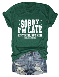 Vue détaillée du t-shirt vert foncé avec citation blanche et short en jean effiloché