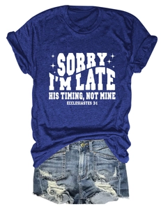 T-shirt bleu marine avec citation religieuse blanche et short en jean effiloché bleu