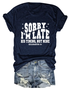 Détail à plat d'un t-shirt bleu marine et d'un short en jean délavé assortis