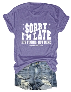 T-shirt violet à col rond avec impression et short en jean bleu délavé à plat