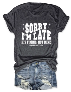 Vue détaillée à plat d'un T-shirt gris foncé avec citation et d'un short en jean usé