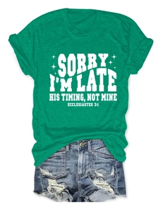 Mise à plat d'un T-shirt vert avec texte religieux et d'un short en jean délavé chic