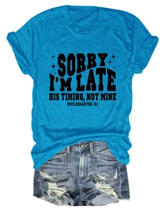 Détail du t-shirt bleu avec texte religieux et short en jean court délavé