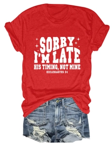 Mise à plat d'un t-shirt rouge avec texte blanc et short en jean bleu délavé