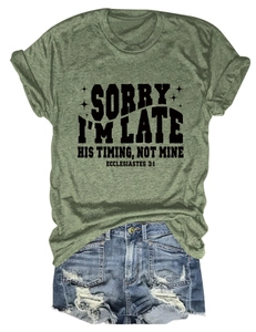 T-shirt vert armée avec citation biblique et short en jean vieilli à plat