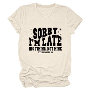Détail du texte Sorry I'm Late His Timing et étoiles sur T-shirt en coton beige