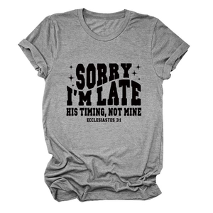 Détail du t-shirt gris en coton avec imprimé Sorry I'm Late His Timing et croix