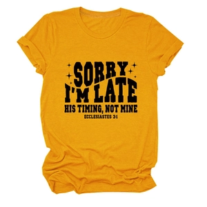 Gros plan du t-shirt jaune gingembre en coton mélangé et détails des lettres noires