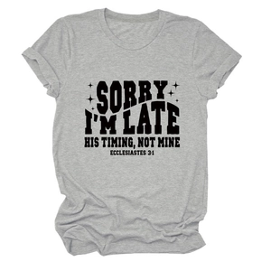 Gros plan du t-shirt gris clair à col rond avec texte noir SORRY I'M LATE et étoiles