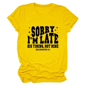 Vue détaillée d'un t-shirt jaune en coton avec slogan de verset biblique noir