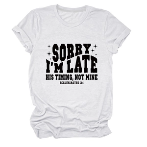 Détail d'un t-shirt blanc en coton à col rond avec le texte noir SORRY I'M LATE
