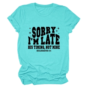 Détail d'un t-shirt bleu sarcelle avec texte noir 'Sorry I'm Late' et verset biblique