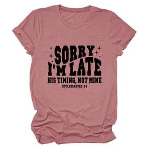 Vue détaillée du tissu en coton rouge rose doux et de la citation religieuse sur le t-shirt