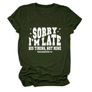Détail du t-shirt en coton vert foncé avec impression de citation biblique blanche