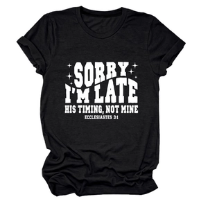 Détail d'un t-shirt noir en coton avec impression du texte Sorry I'm Late en blanc