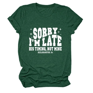 Détail du t-shirt vert foncé avec citation religieuse blanche et motif d'étoiles