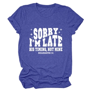 Détail du texte blanc imprimé sur un t-shirt bleu-violet à col rond et texture douce