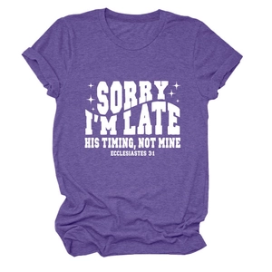 Détail du t-shirt violet chiné avec texte blanc Ecclésiaste 3:1 et icônes d'étoiles
