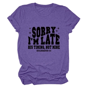 Détail d'un t-shirt à manches courtes violet chiné avec motif et texte Sorry I'm Late