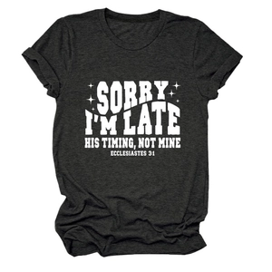 T-shirt gris foncé col rond avec texte blanc SORRY I'M LATE et verset Ecclésiaste 3:1