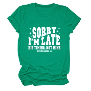 Détail du t-shirt vert à col rond avec impression de texte blanc SORRY I'M LATE