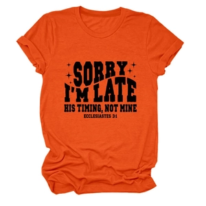 Gros plan d'un t-shirt orange avec impression typographique noire et motif étoile