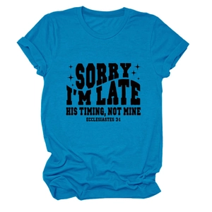 Détail d'un t-shirt bleu en coton avec impression du texte religieux SORRY I'M LATE