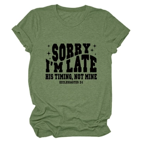 Détail d'un t-shirt à col rond vert armée avec texte religieux imprimé et texture du tissu