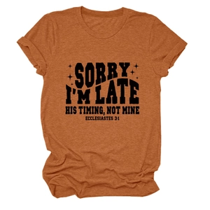 Détail d'un t-shirt rouge rouille avec texte noir imprimé sur tissu en coton doux