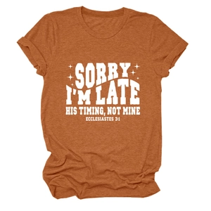Détail de la typographie de citation biblique blanche sur un t-shirt orange en coton