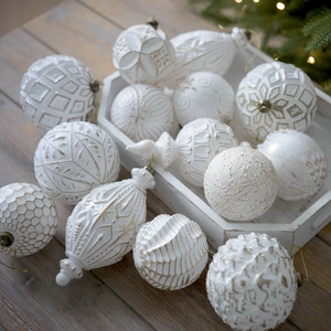 Set di decorazioni natalizie vintage bianco opaco e oro con texture in rilievo