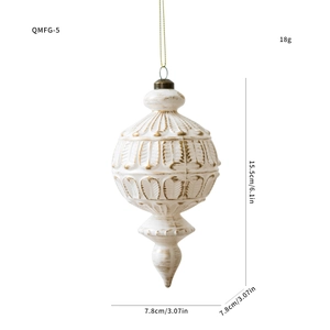 Dettaglio di ornamento natalizio vintage bianco e oro con motivi fogliari a rilievo