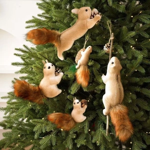 Fünfteiliges Set lebensechter Eichhörnchen-Weihnachtsanhänger mit buschigen Schwänzen
