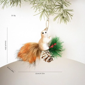 Nahaufnahme eines pelzigen Eichhörnchens mit Tannenzapfen am Weihnachtsbaum hängend