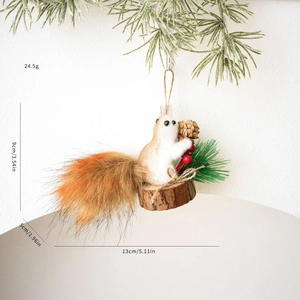 Detail von Plüsch-Eichhörnchen-Anhänger mit Kiefernzapfen und Holzsockel für Weihnachtsbaum