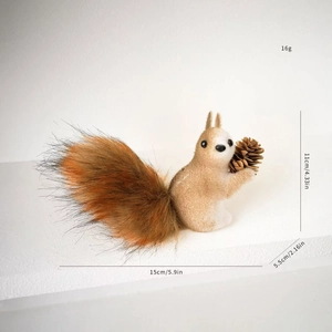 Detailansicht der künstlichen Eichhörnchenfigur mit einem echten Kiefernzapfen