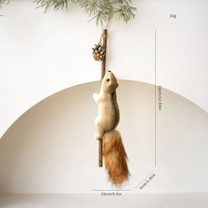 Detail von Plüsch Eichhörnchen Anhänger mit Zapfen und Juteseil für Weihnachtsbaumdeko