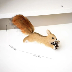 Detailansicht der naturgetreuen Eichhörnchen-Deko mit Pinienzapfen und Maßen 18x15cm