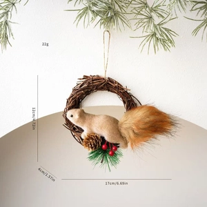 Detailaufnahme Eichhörnchen-Kranz Deko mit Maßen 17cm mal 12cm und 22g Gewicht