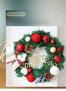 Dettaglio ghirlanda natalizia 30cm con pigne, cotone e scritta Merry Christmas