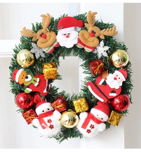 Dettaglio della ghirlanda di Natale con Babbo Natale, renne e decorazioni colorate su PVC