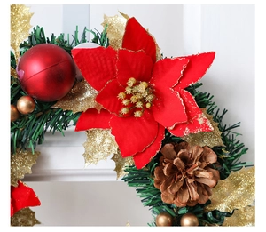 Dettaglio ravvicinato di una ghirlanda natalizia da 30 cm con stelle di Natale rosse e foglie d'oro