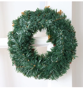 Dettaglio ghirlanda natalizia in pino verde con corna di renna in peluche decorative