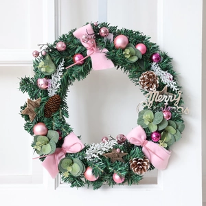 Ghirlanda di Natale rosa 30cm con ornamenti pigne e scritta Merry Christmas