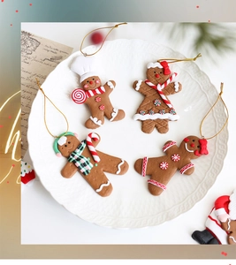 Vierer-Set Lebkuchenmann-Anhänger aus Harz mit weihnachtlichen Details für den Tannenbaum