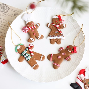 Set mit vier Lebkuchenmann Weihnachtsbaumschmuck mit festlichen roten und grünen Akzenten